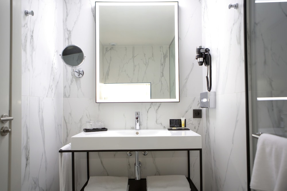 Deluxe Room (Twin) - Photo 12