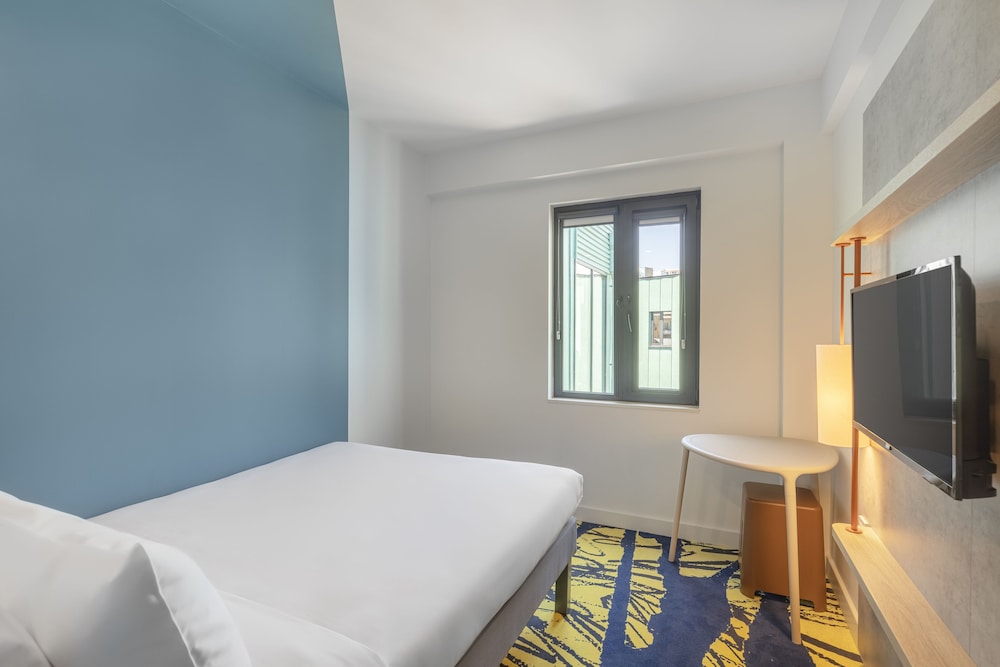 Standard Room, 1 Queen Bed - Photo 4