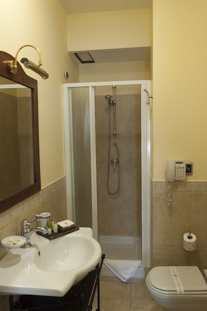 Deluxe Double Or Twin Room photo 3