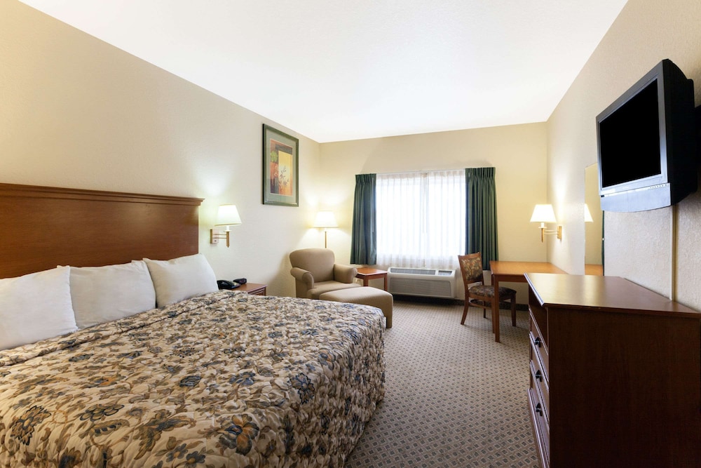 Room, 1 King Bed, Non Smoking - Photo 2