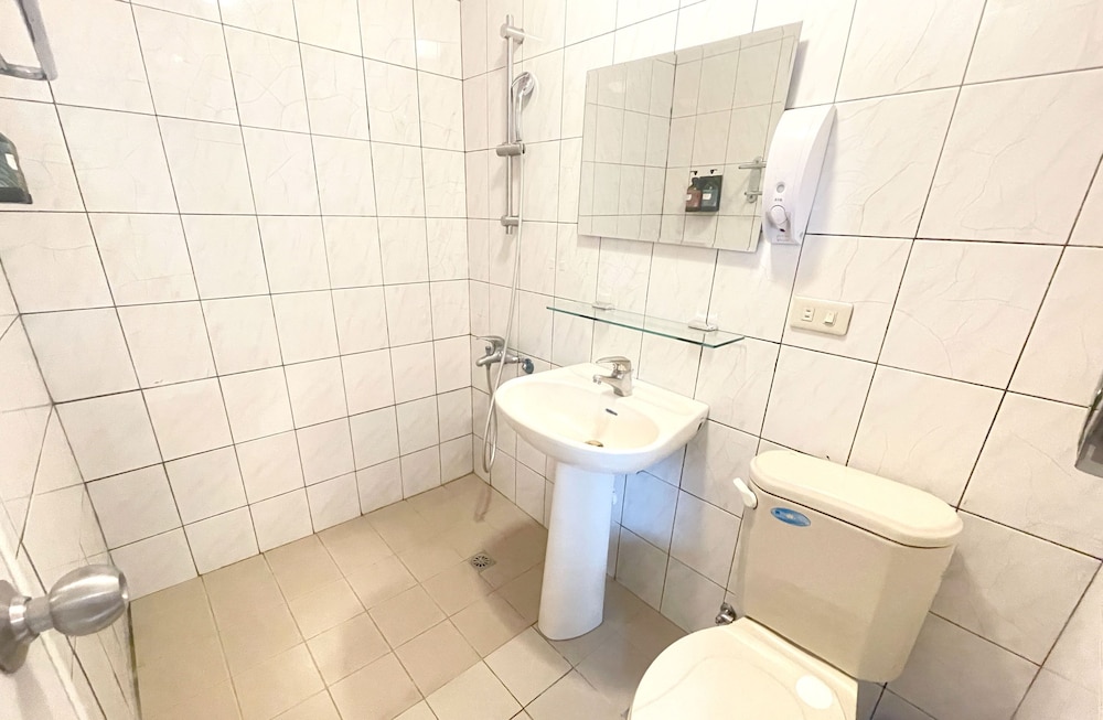 Basic Quadruple Room, 2 Double Beds photo 3