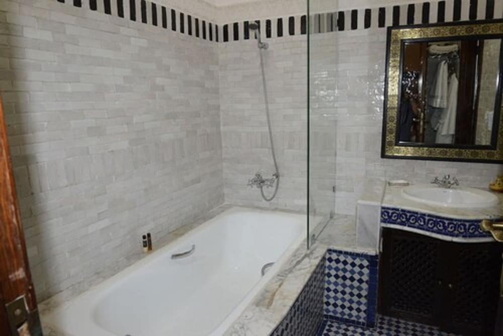 Deluxe Room - Photo 29