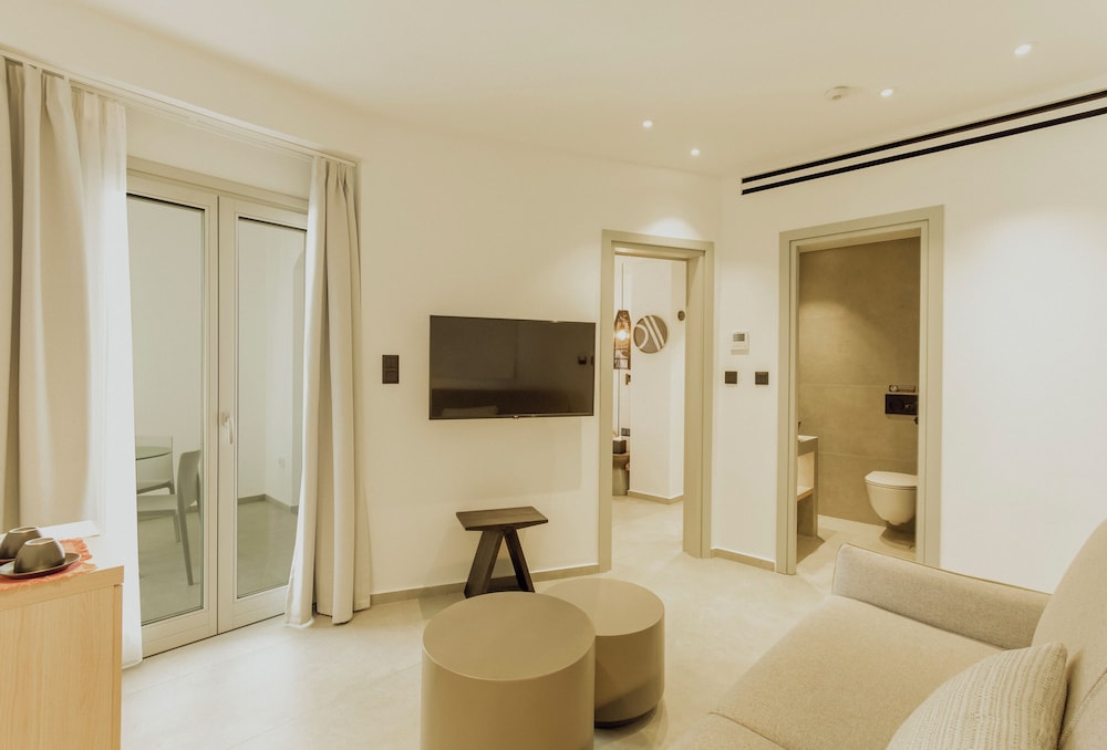 Opal Suite with Outdoor Hot Tub photo 3