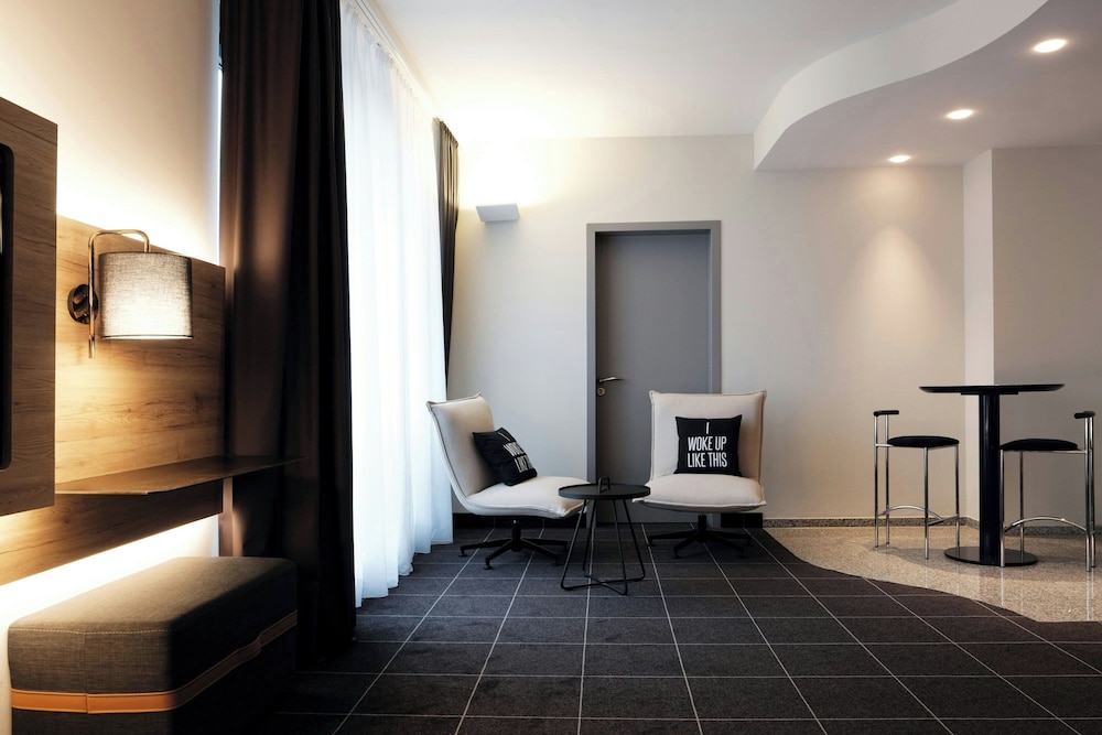 Room, 1 Queen Bed with Sofa bed thumbnail 6