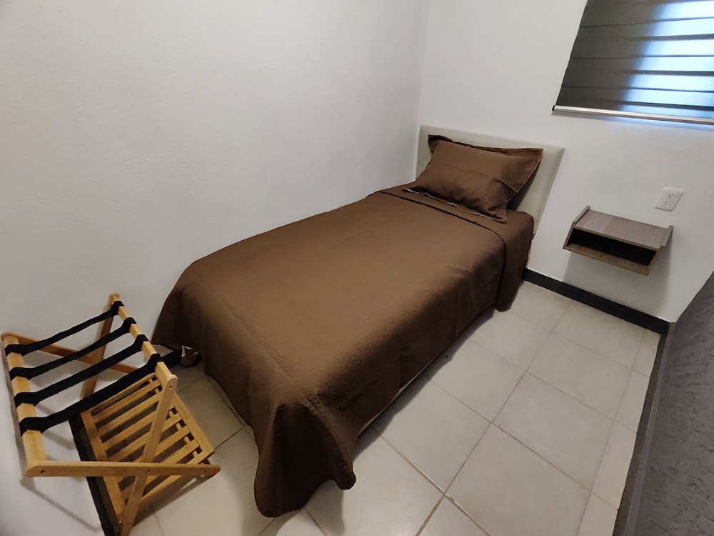 Basic Room, 1 Twin Bed, Shared Bathroom