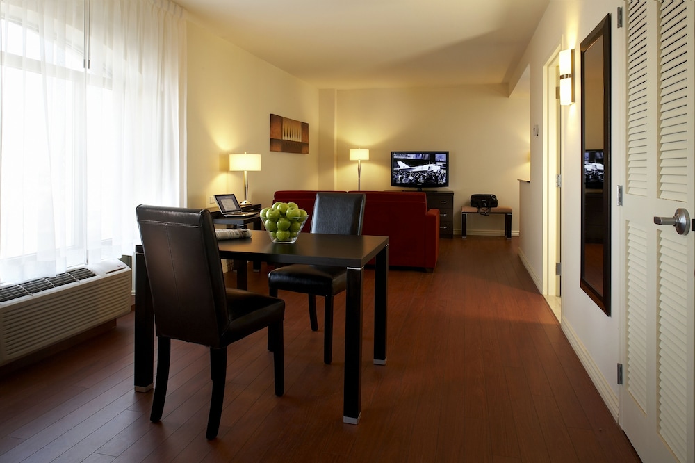 Suite, 1 Bedroom, Balcony - Photo 2