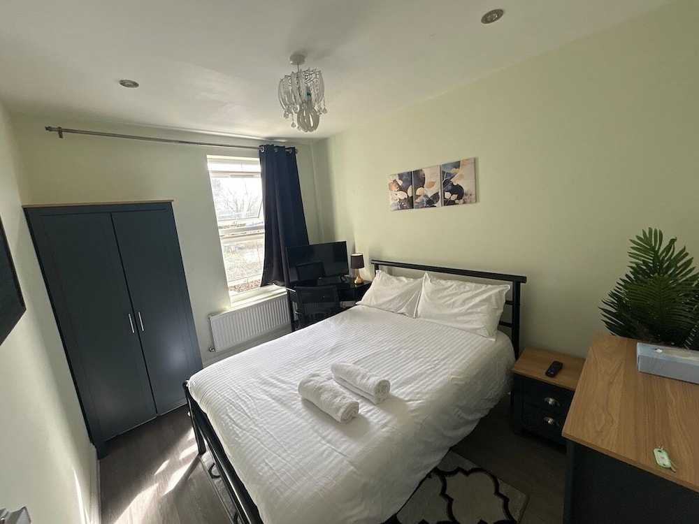 Double Room, Shared Bathroom (2)