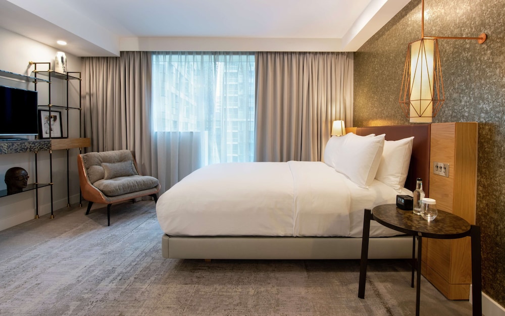 Accessible King Deluxe Room photo 3
