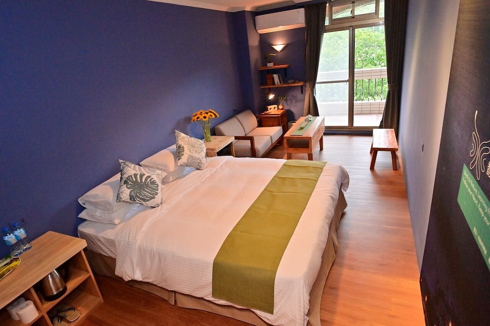 Classic Double Room, 1 Queen Bed, Garden View photo 2