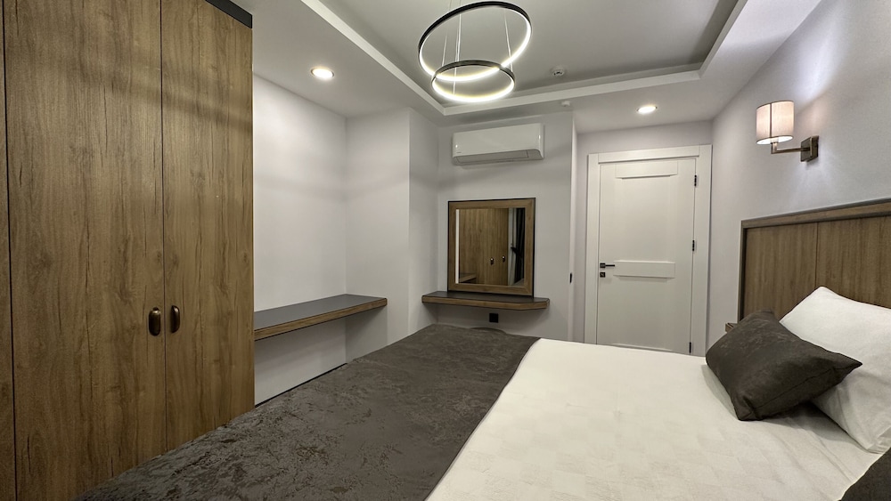 Deluxe Room, 1 Queen Bed with Sofa bed thumbnail 6