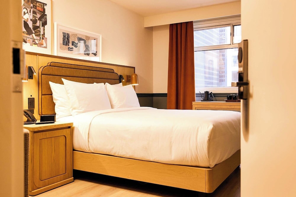 Room, 1 Queen Bed (Swanky Queen) - Photo 2