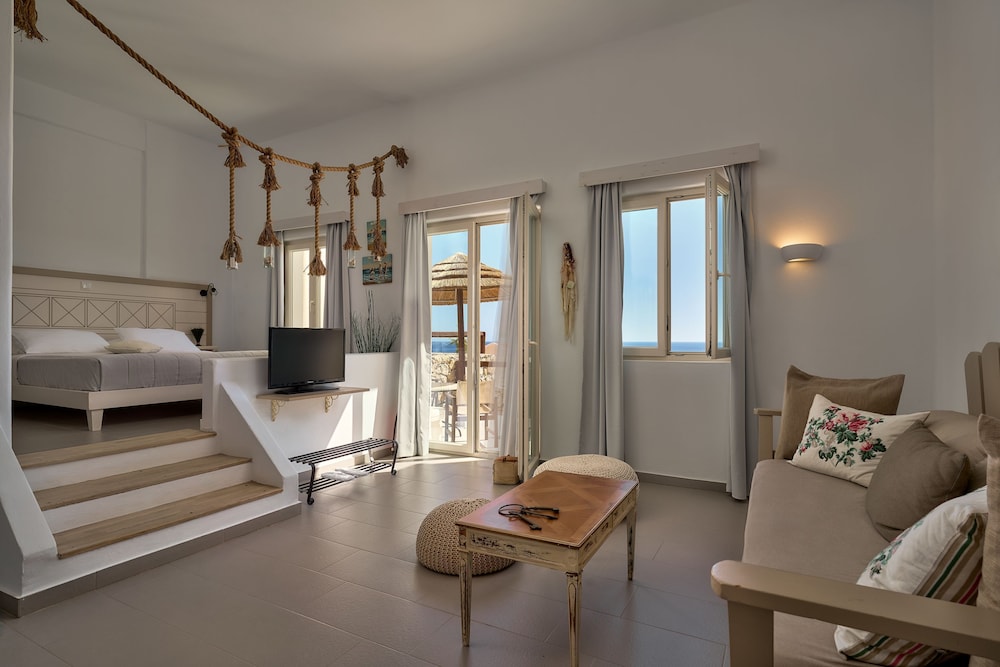 Poolfront Open Plan Suite with Sea View photo 1