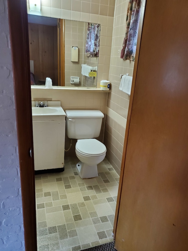 Economy Single Room, 1 Queen Bed photo 3