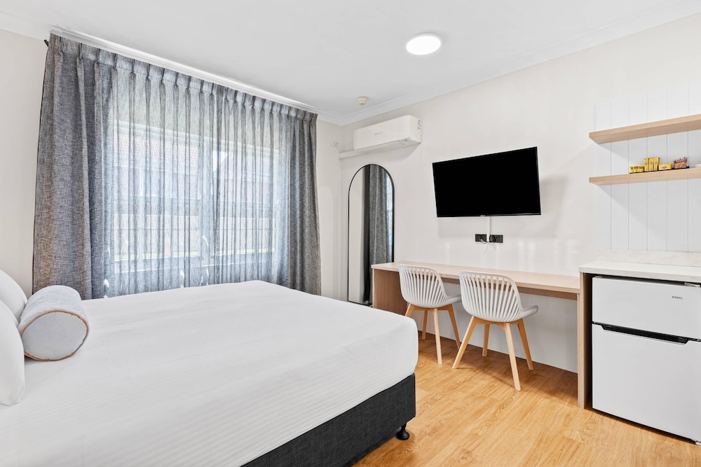 Deluxe Room, 1 King Bed, Non Smoking photo 2