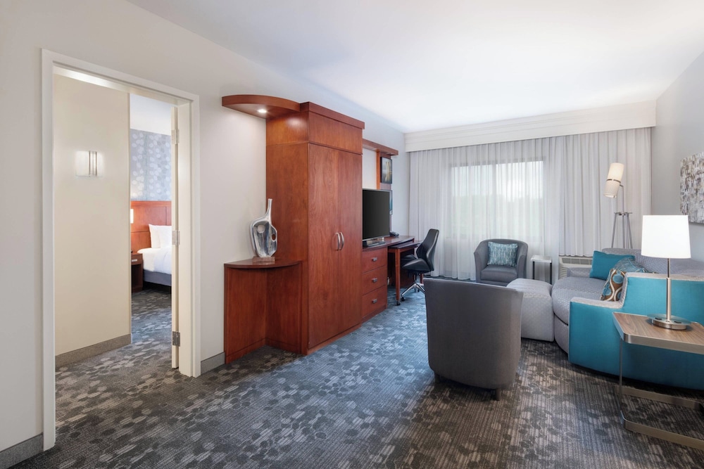 Suite, 1 Bedroom - Photo 2