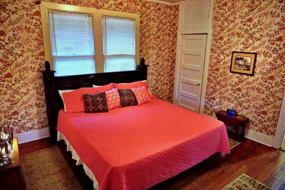 House, Private Bathroom (The Hideaway Natchez) photo 1