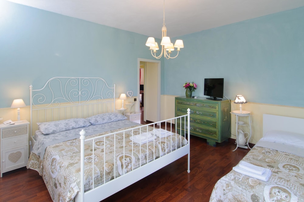 Double Room, Multiple Beds photo 2