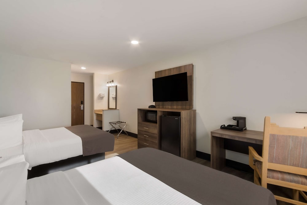 Standard Room, 2 Queen Beds, Non Smoking, Refrigerator & Microwave - Photo 3