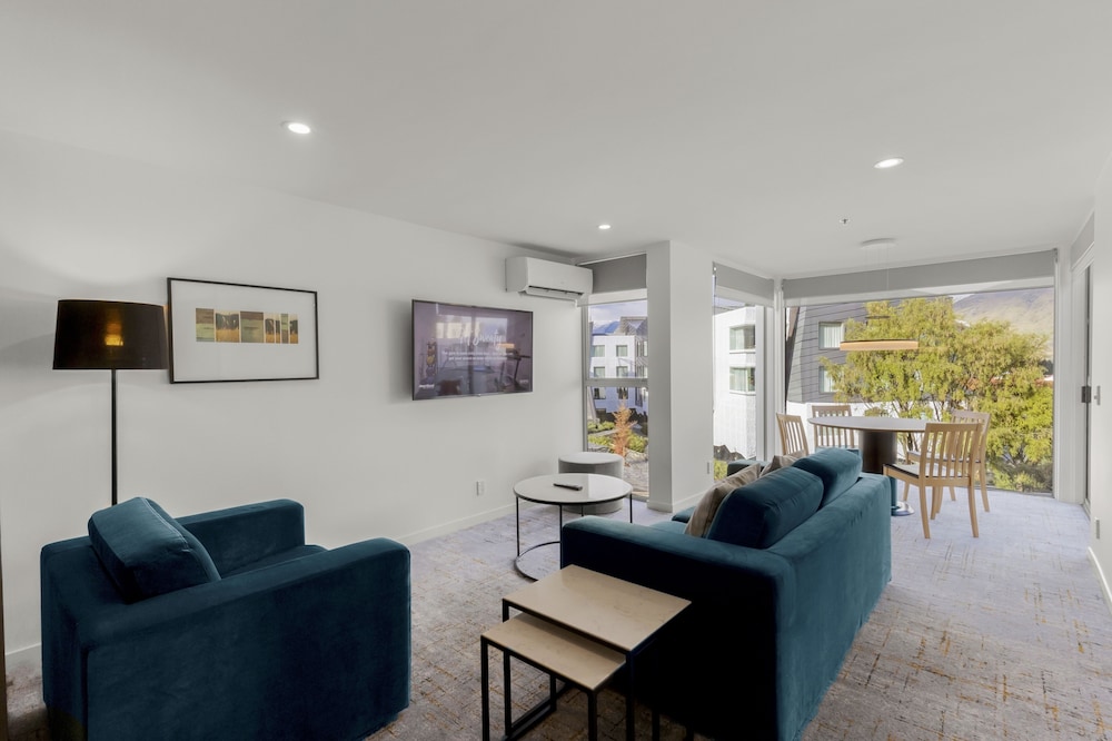 One Bedroom Suite - Mountain View