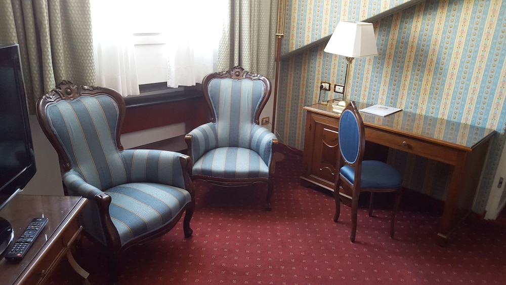 Family Room thumbnail 5