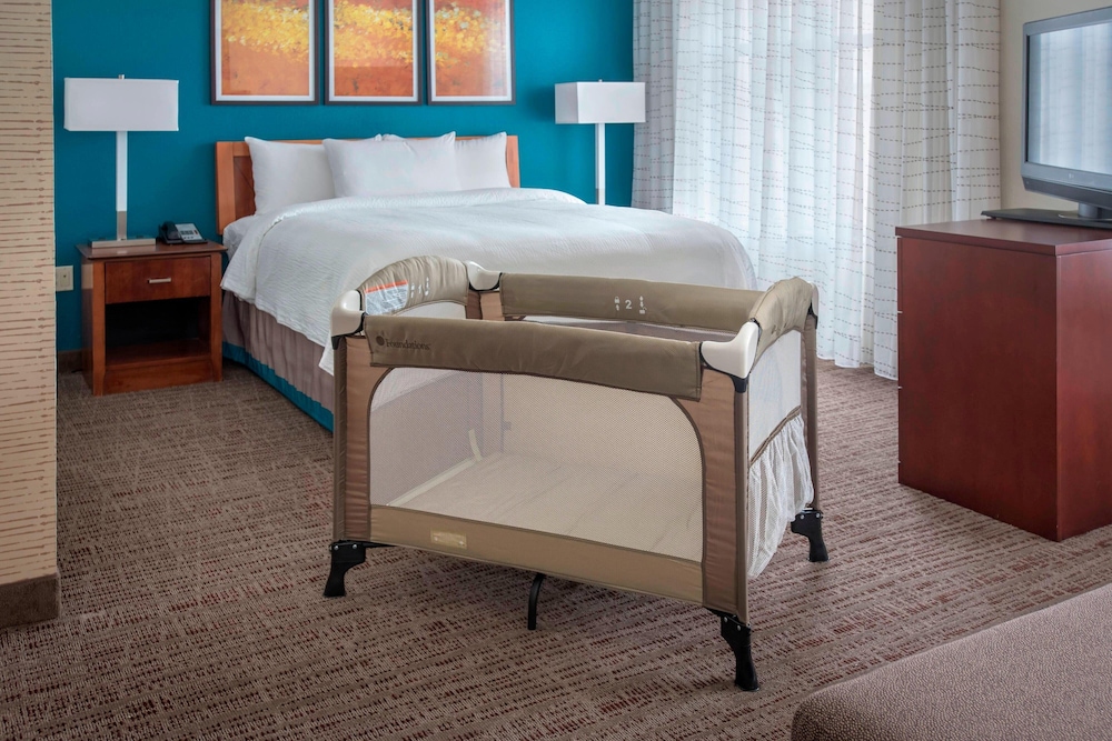 Suite, 1 Queen Bed with Sofa bed, Corner photo 3