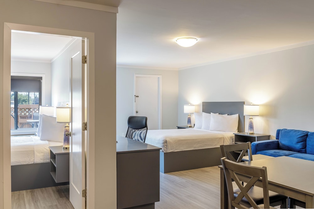 Deluxe Suite, 2 Queen Beds, Non Smoking, Kitchenette