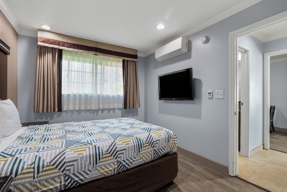 Standard Suite, 2 Queen Beds, Non Smoking, Refrigerator & Microwave - Photo 3