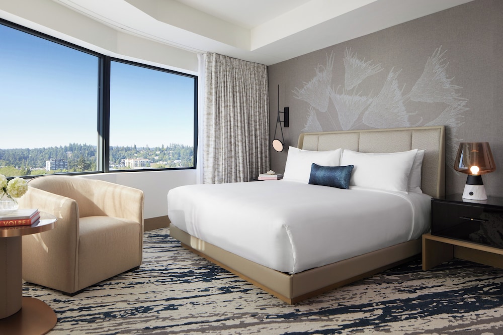Premium Room, 1 King Bed, City View, Corner - Photo 5