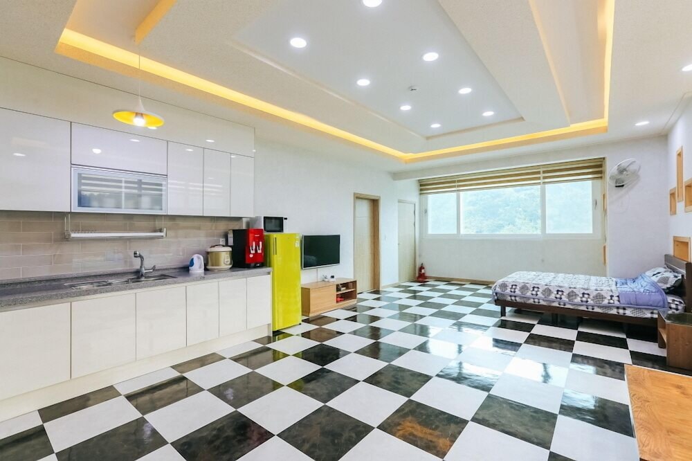 Room (Haetbit) - Photo 1