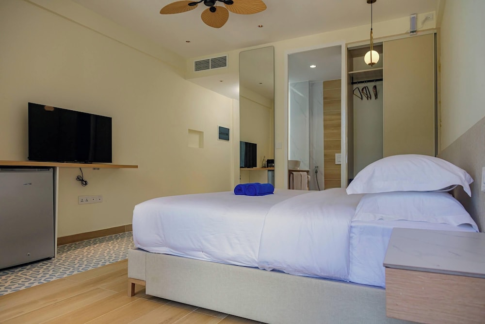 Deluxe Double Room, Balcony, City View photo 3
