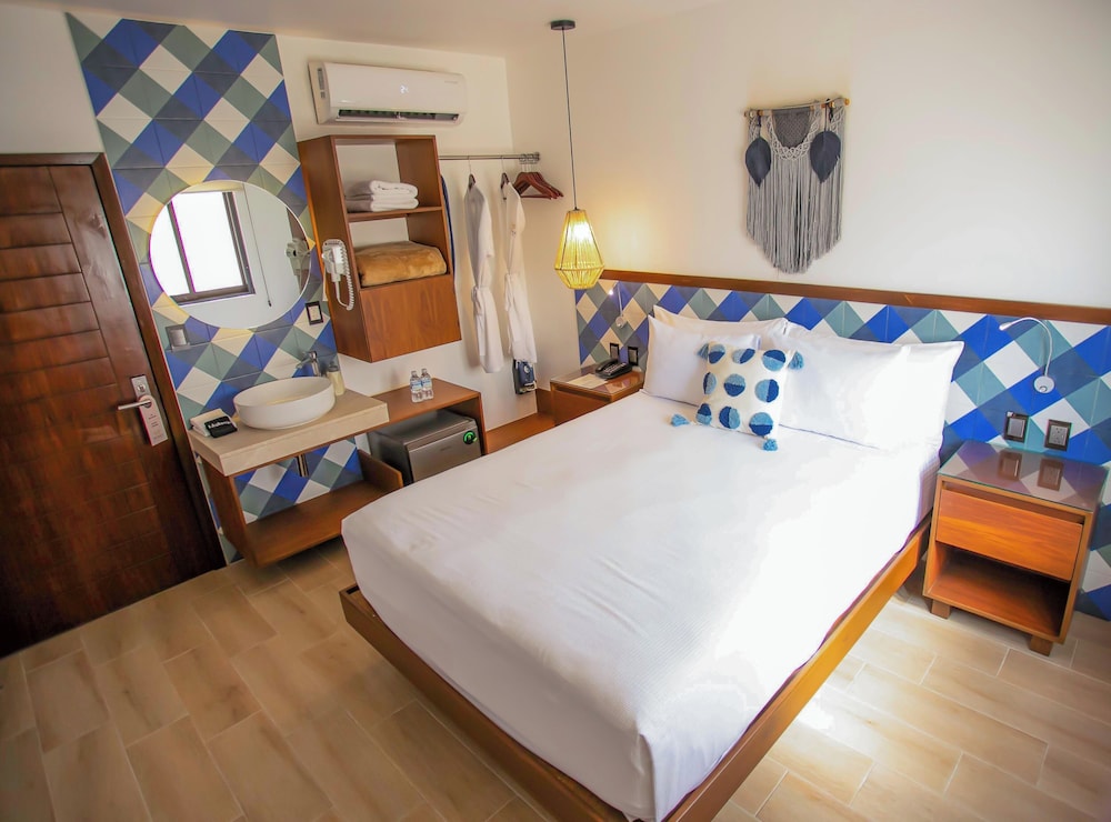 Superior Room, 1 Queen Bed, Refrigerator - Photo 1