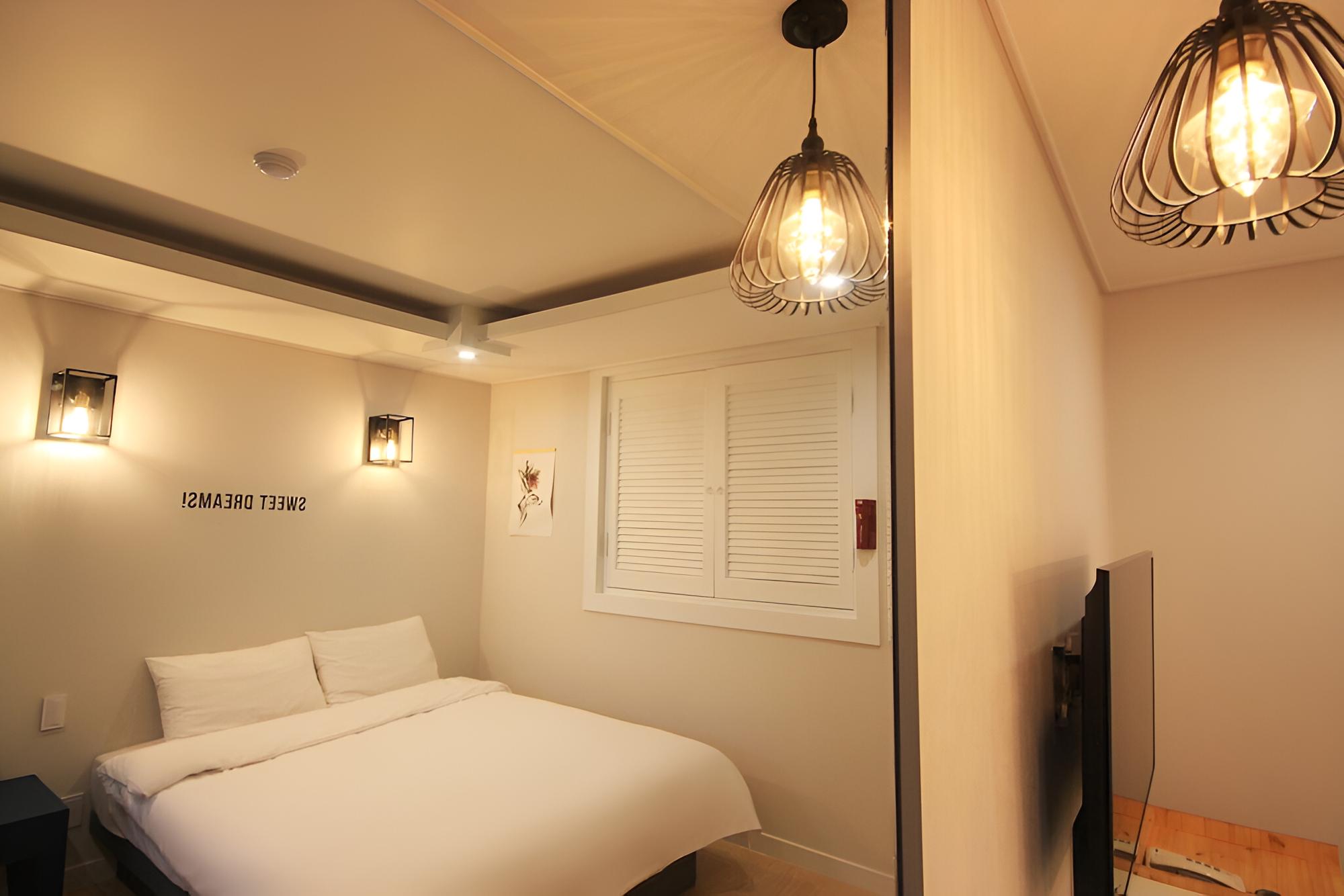 Room (Deluxe (Non-smoking Netflix available) - Photo 30