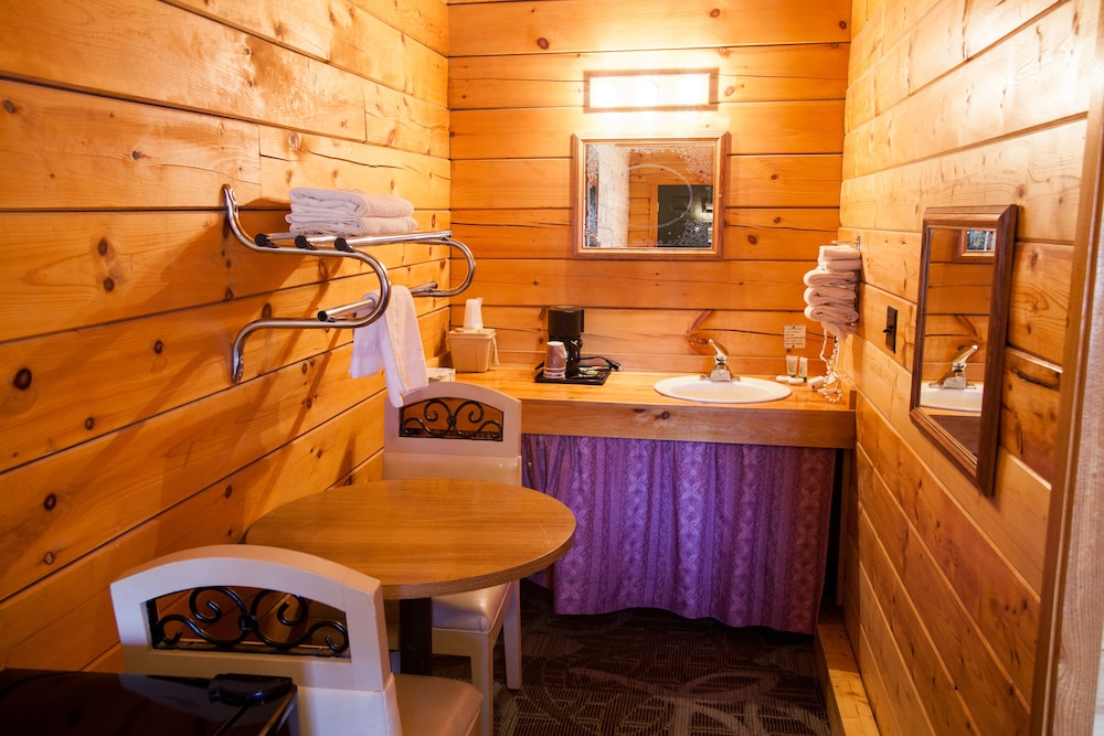 Standard Cabin, 1 King Bed photo 3