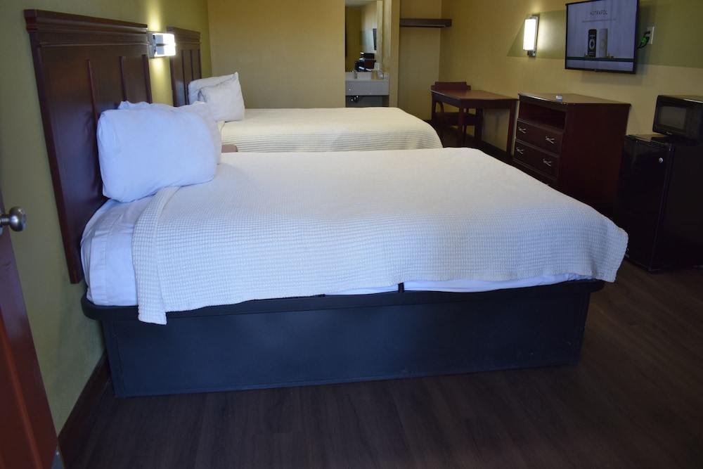Basic Room, 2 Queen Beds, Smoking photo 1