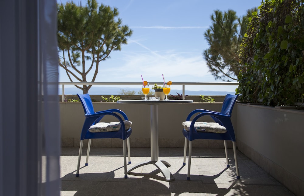 Deluxe Double Room, 1 Queen Bed, Balcony - Photo 2