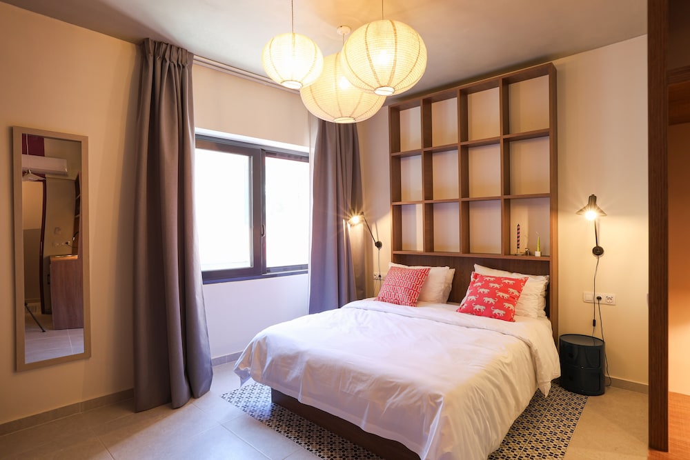 Cozy Double with Window and Street View photo 3