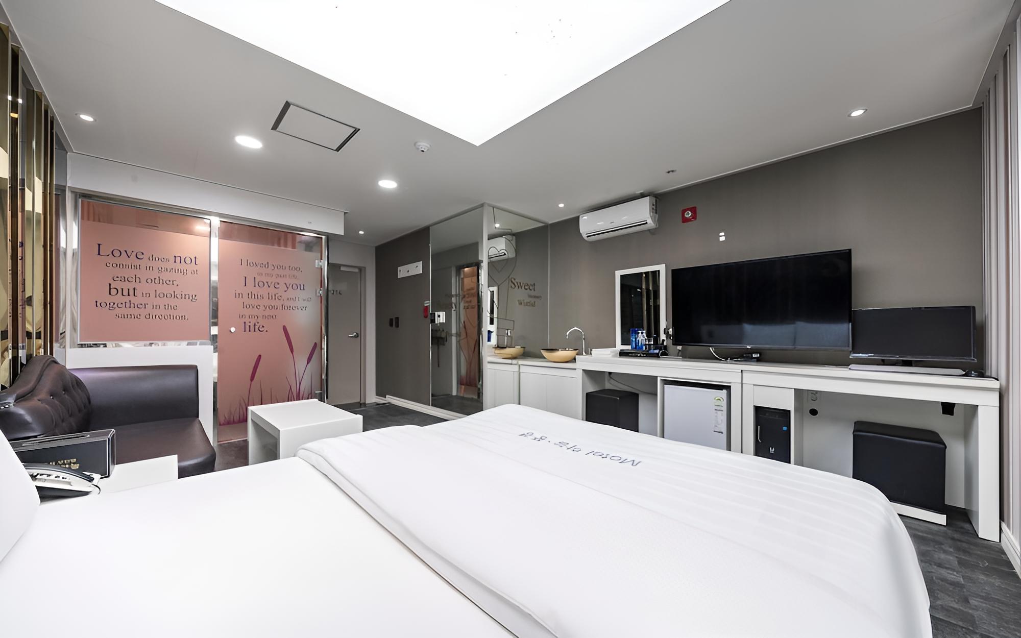Room (Standard Room) - Photo 10