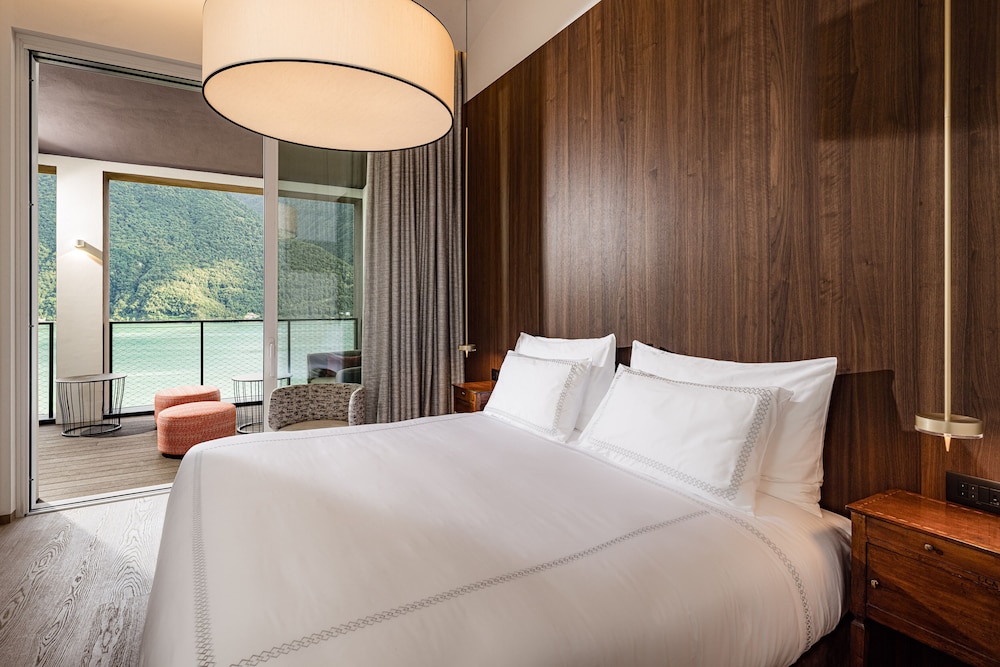 Lake View Grand Loggia Suite
