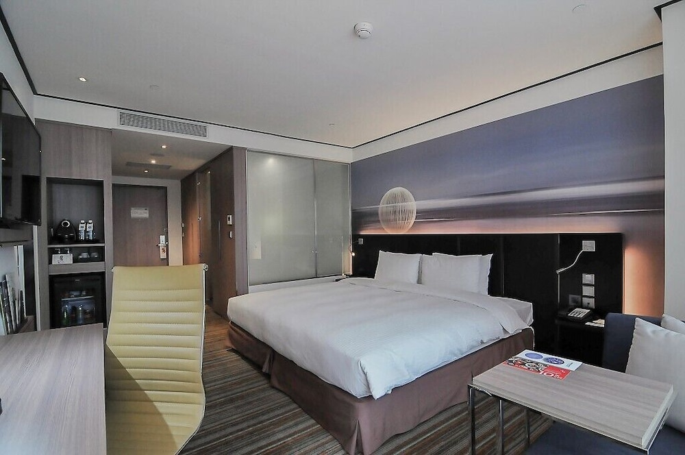 Executive Room, 1 King Bed, Executive Level - Photo 5