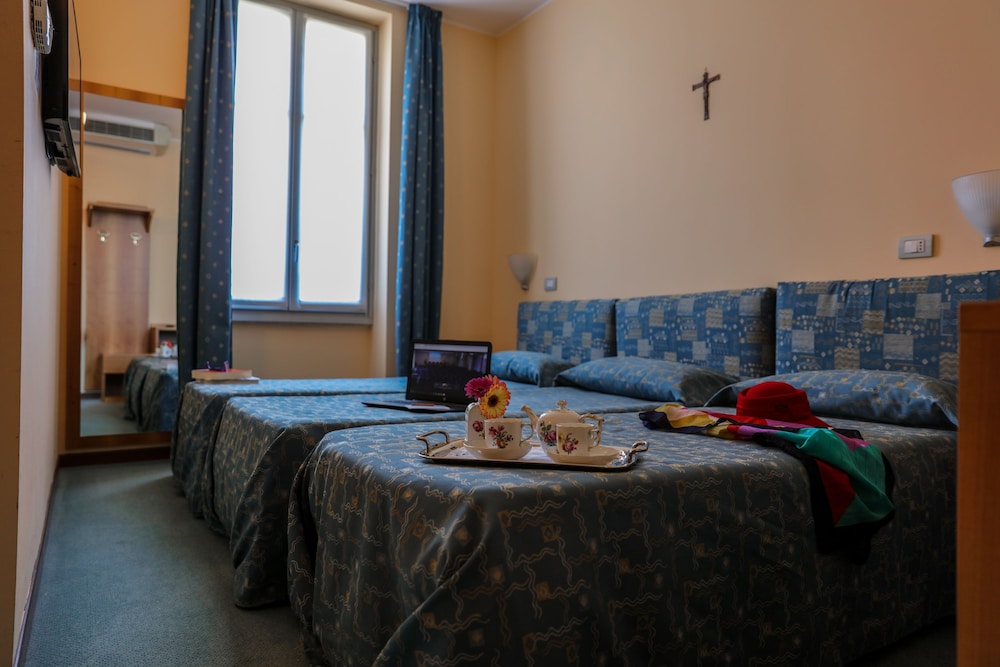 Standard Triple Room, 3 Twin Beds photo 1