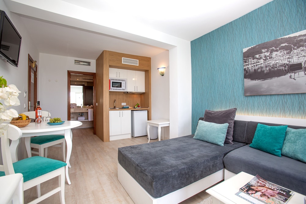 Suite, Balcony, Beach View (3 pax) photo 3