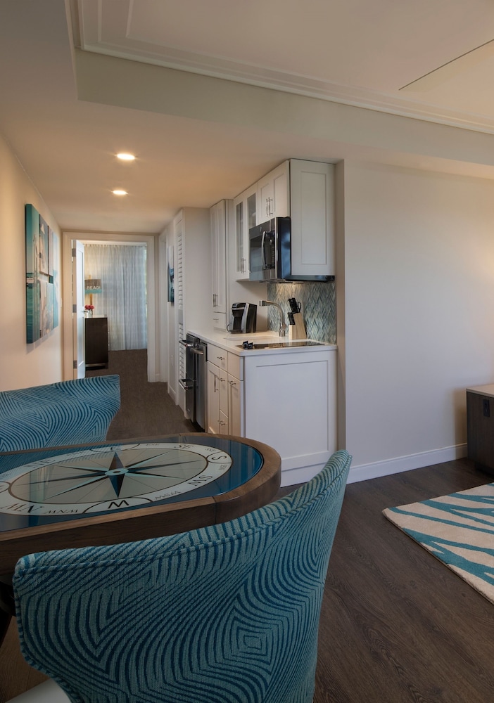 One Bedroom King Suite with Partial Ocean View - Accessible photo 2