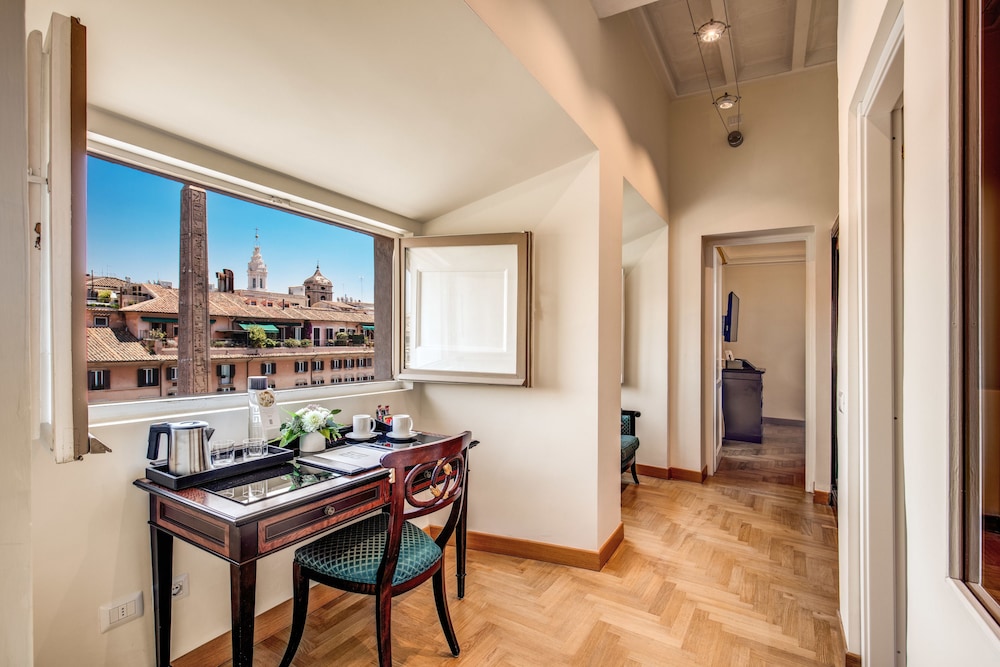 Deluxe Suite, 1 King Bed with Sofa bed, City View