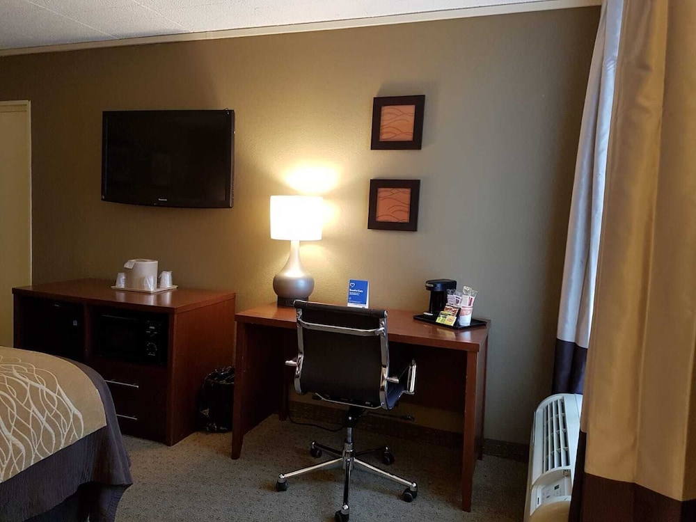 Standard Room, 1 King Bed, Non Smoking - Photo 2
