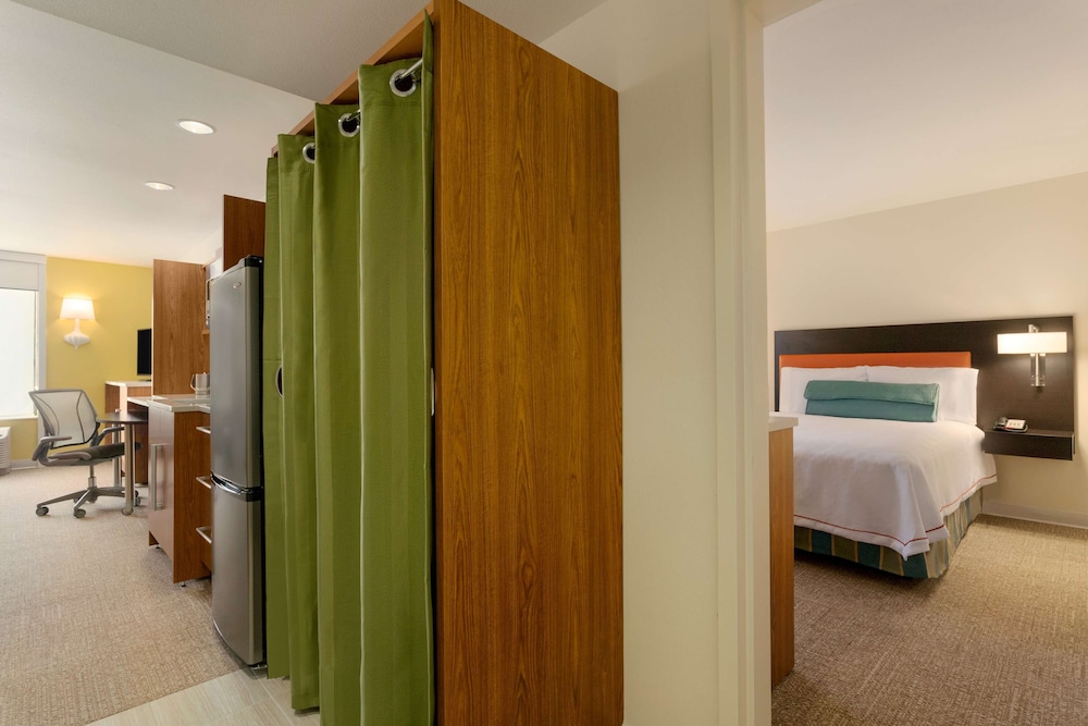 Suite, 1 Queen Bed, Accessible, Bathtub photo 2
