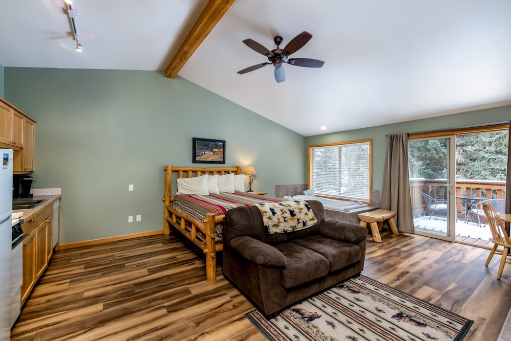 Signature Studio Suite, Jetted Tub, River View