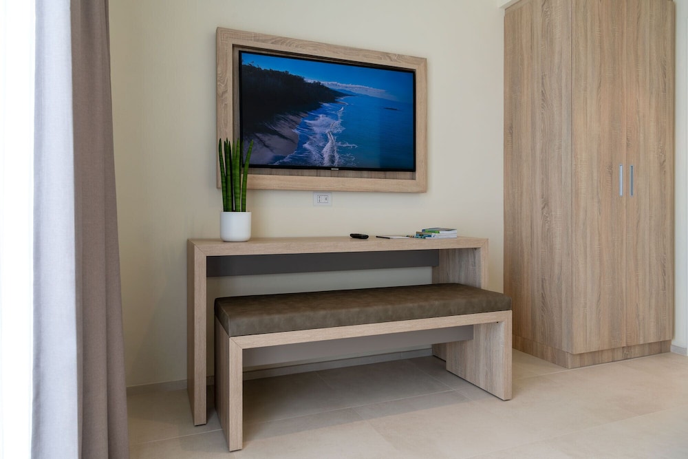 Family Room - Photo 2