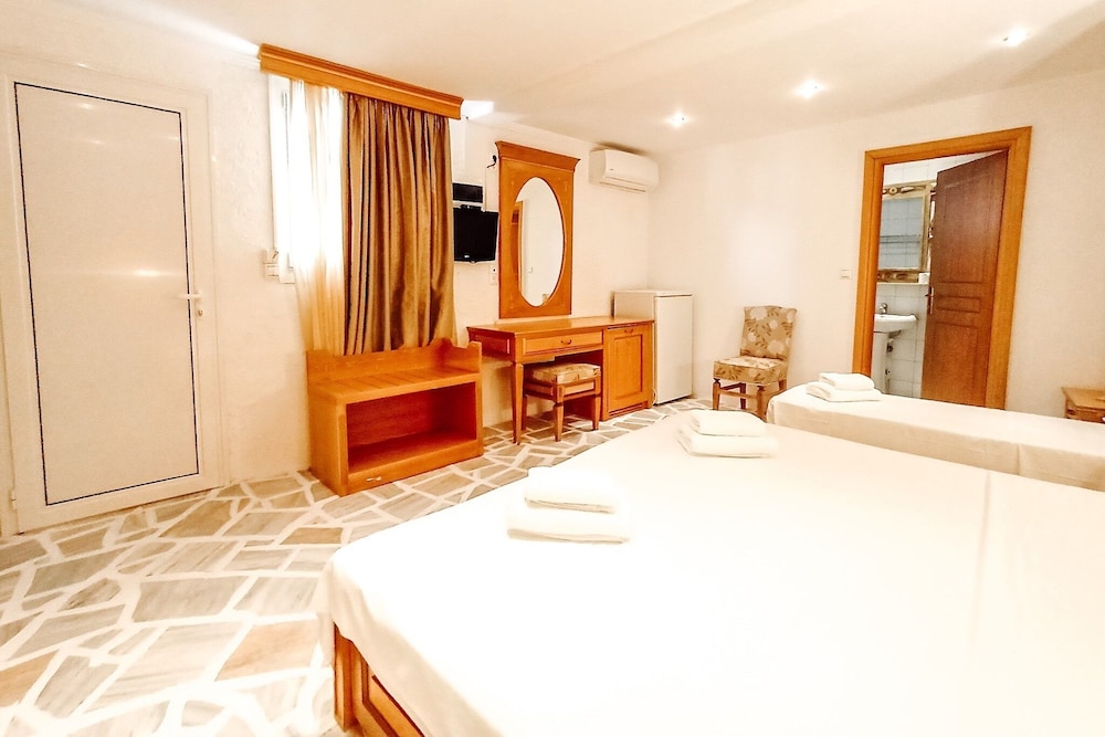 Basic Quadruple Room photo 2