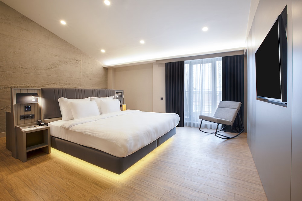 Deluxe Suit King City View Room - Photo 10