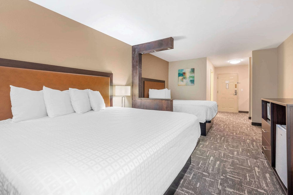 Standard Room, Multiple Beds, Non Smoking, Refrigerator & Microwave photo 3